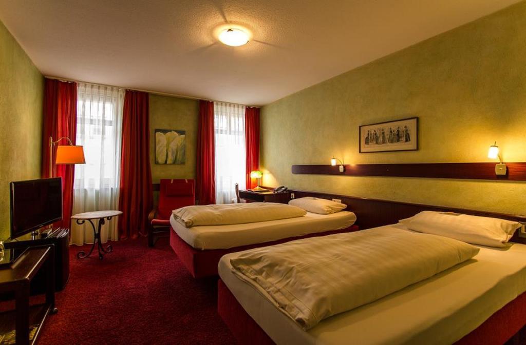 Stadt-Hotel Loerrach Gbr Buitenkant foto