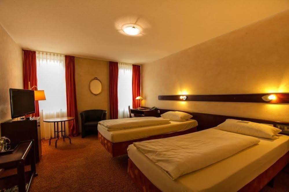 Stadt-Hotel Loerrach Gbr Buitenkant foto